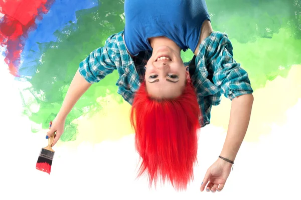 Χαμογελαστό κορίτσι με τα φωτεινά κόκκινα μαλλιά — Φωτογραφία Αρχείου