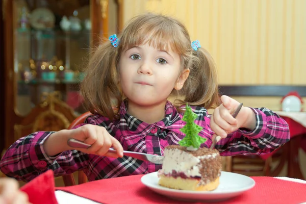 A kislány tortát eszik. — Stock Fotó