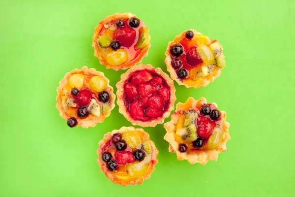Пирожные с фруктами и ягодами в желе — стоковое фото