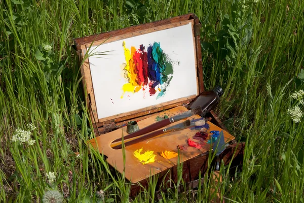 Περίπτωση του ζωγράφου στο γρασίδι με παλέτα, καλλιτεχνική εργαλεία και Αφηρημένη ζωγραφική — Φωτογραφία Αρχείου