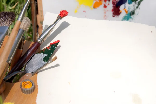 Papel texturizado antiguo en paleta con instrumentos de pintor —  Fotos de Stock