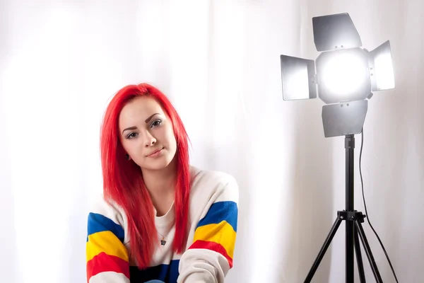 フラッシュ スタンドにスタジオと明るい赤髪の少女 — ストック写真