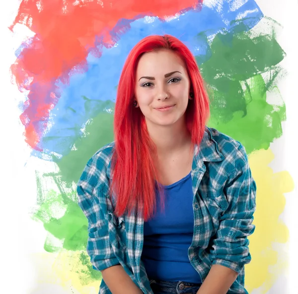 カラフルな背景の赤い髪と明るい笑顔の女の子 — ストック写真