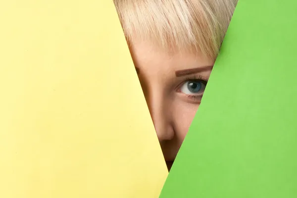 Menina olhando para fora de um ambiente colorido — Fotografia de Stock