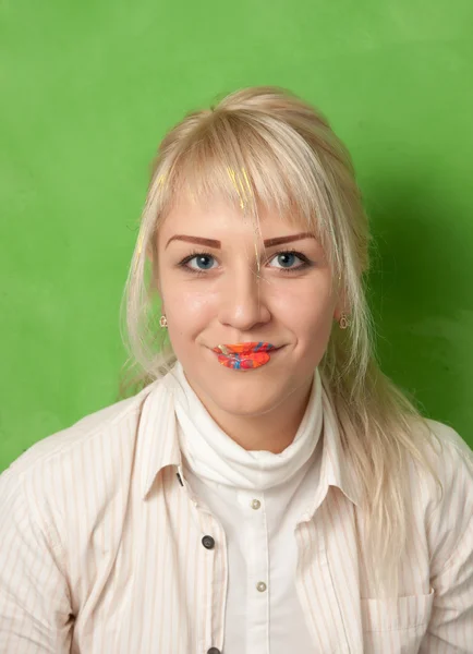 Retrato de uma menina sorridente atraente com lábios em tintas brilhantes — Fotografia de Stock