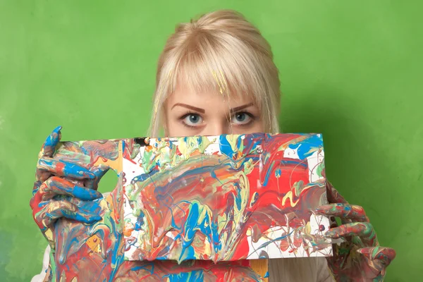 Attractive painter shows her abstract and impulsive painting — Stock Photo, Image