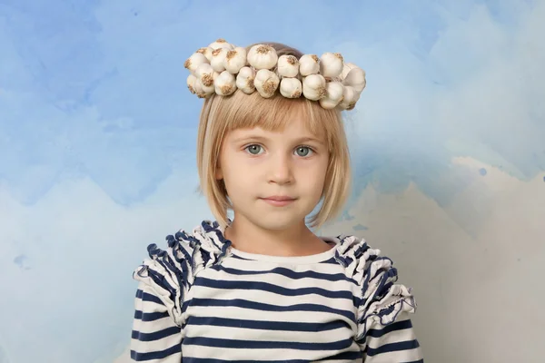 ウクライナ伝統色ニンニク彼女の頭にラウンドを持つ少女 ロイヤリティフリーのストック写真