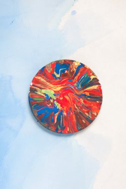 Beyaz ve mavi bir arka plan üzerinde boya ile uçan daire tüm lekeli