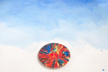 Beyaz ve mavi bir arka plan üzerinde boya ile kart ile uçan daire tüm lekeli