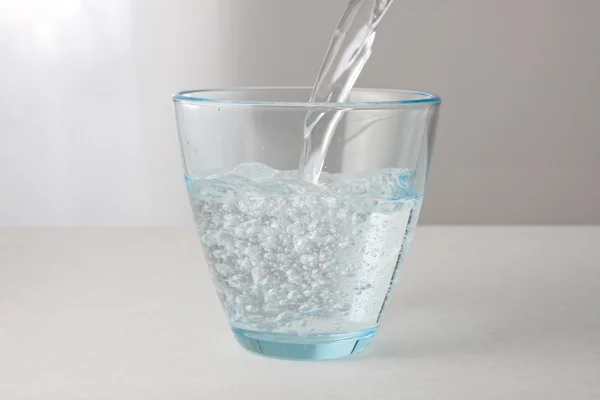 Pouring a glass of carbonated water — Stock Photo, Image