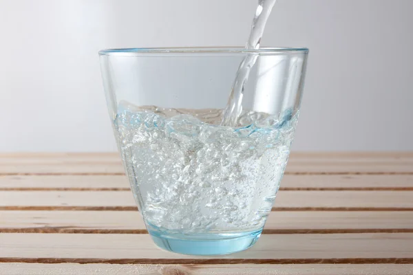 Pouring a glass of carbonated water — Stock Photo, Image