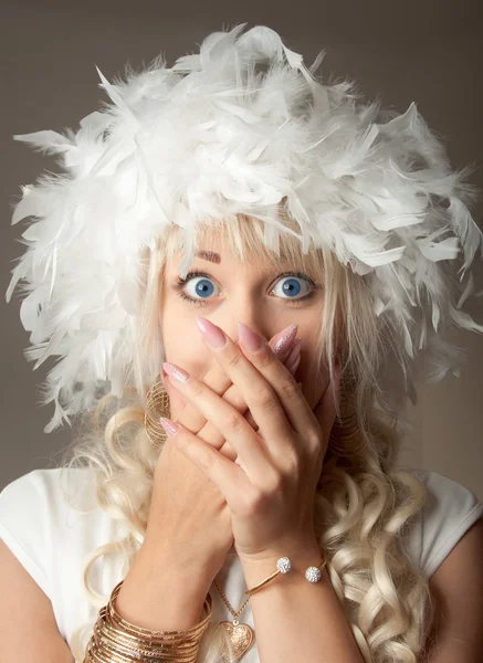 Mujer sorprendida con grandes ojos azules y un sombrero de pluma — Stok fotoğraf