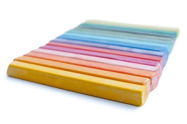 Pasteles al óleo organizados como un arco iris sobre un fondo blanco —  Fotos de Stock
