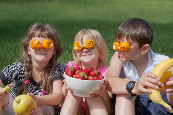 Drei verrückte kleine Obstliebhaber — Stockfoto