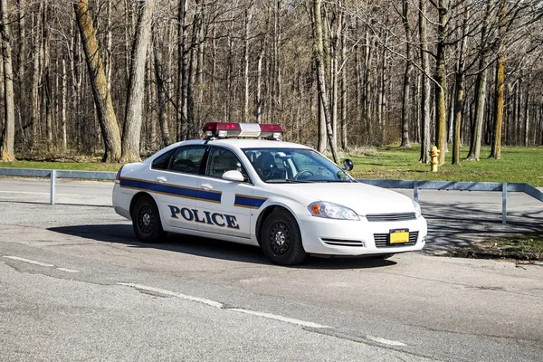 Белый полицейский автомобиль — стоковое фото