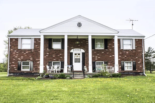 Brick Raised Ranch — Stock Photo, Image