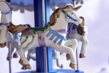 Carousel tek boynuzlu atlar