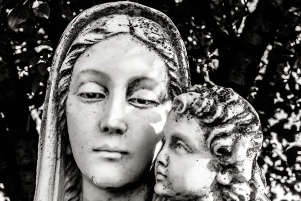 Standbeeld van Maria en kind — Stockfoto