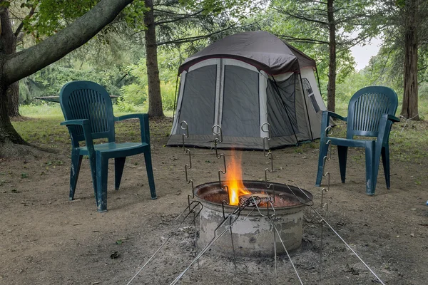 Camping Fire and tent — Stock Photo, Image