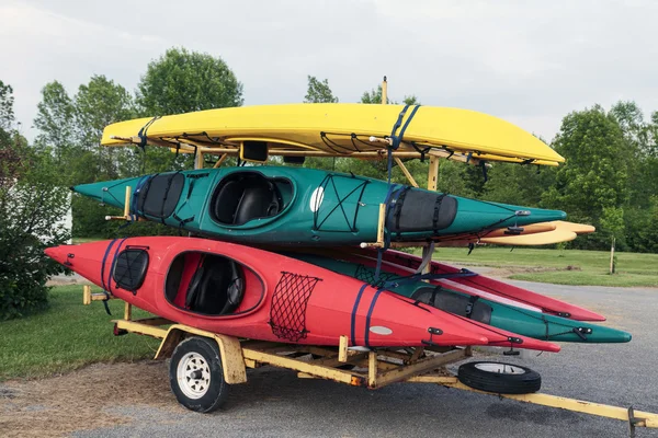 Kayaks y remolque — Foto de Stock