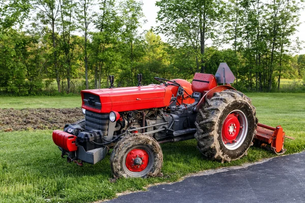 Tractor rojo brillante — Foto de Stock