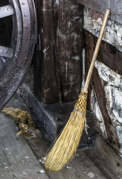 Starožitný metla koště — Stock fotografie