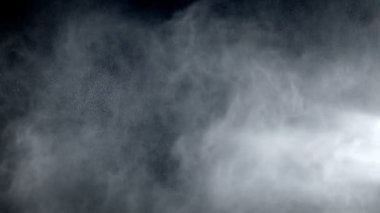 yüksek basınçlı su damlaları havada bir pus oluşturur