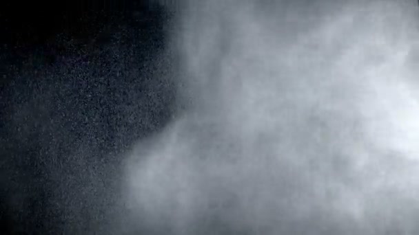 Brouillard d'eau comme des gouttes se propagent dans l'air contre écran noir — Video