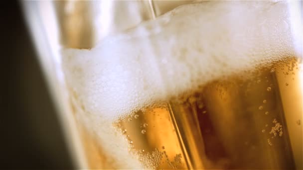 Øl strømmer ind i glasset – Stock-video