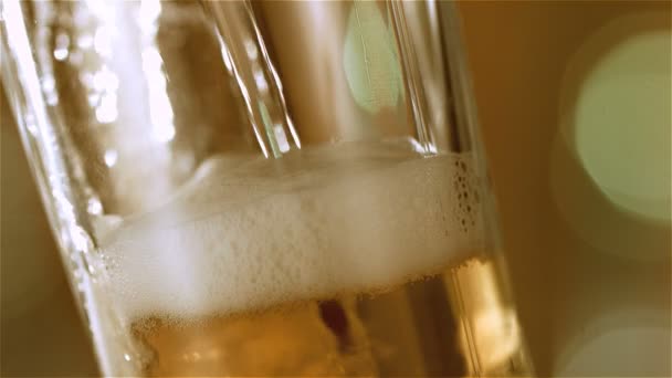 La bière coule dans le verre — Video