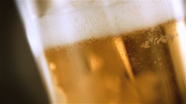 La bière coule dans le verre — Video