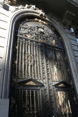 Konut bina süslü kapı