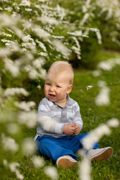 Baby in de natuur — Stockfoto