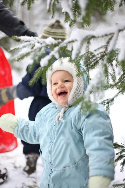 Kind mit schneebedecktem Ast — Stockfoto