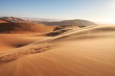 erg African sand dunes kum fırtınasında