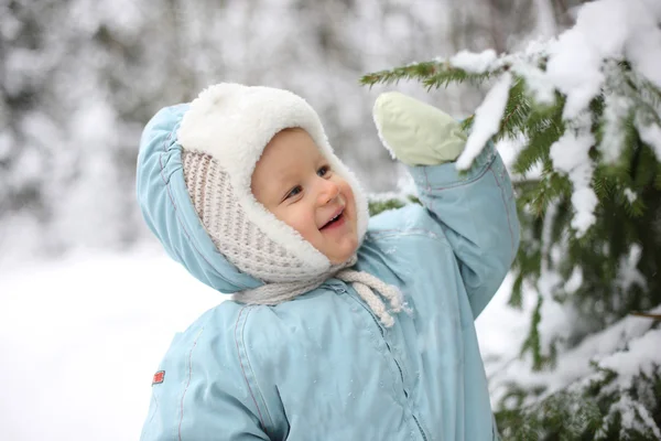 Kid met besneeuwde branch — Stockfoto