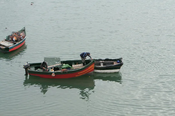 Fisher lavora dalla barca — Foto Stock