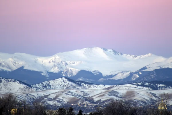 Lever de soleil dans les montagnes — Photo