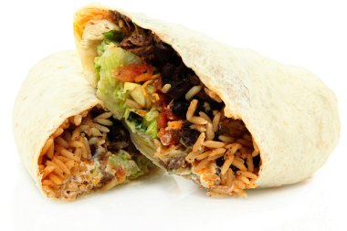 Burrito beyaz zemin üzerine dilimlenmiş