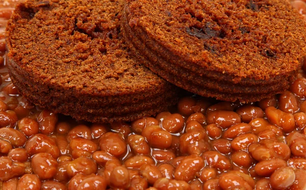 Pão marrom em cima de feijões cozidos — Fotografia de Stock