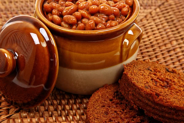 Baked Beans In Pot With Brown Bread — Stock Photo, Image