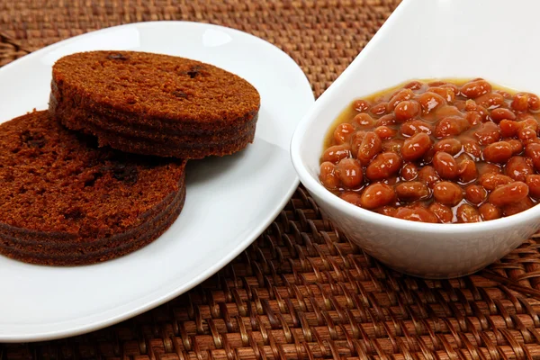 Gebakken bonen en bruin brood — Stok fotoğraf