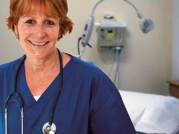 Enfermera en sala de pacientes — Foto de Stock