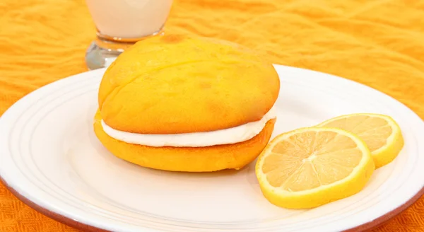 Лимонний аромат Whoopie пиріг на тарілці Ліцензійні Стокові Фото