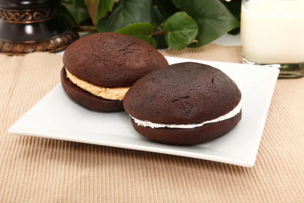 Whoopie Pies On Plate — Stock Photo, Image