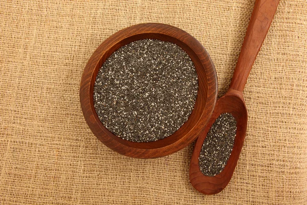 Чиа семена внутри деревянная миска и ложка — стоковое фото