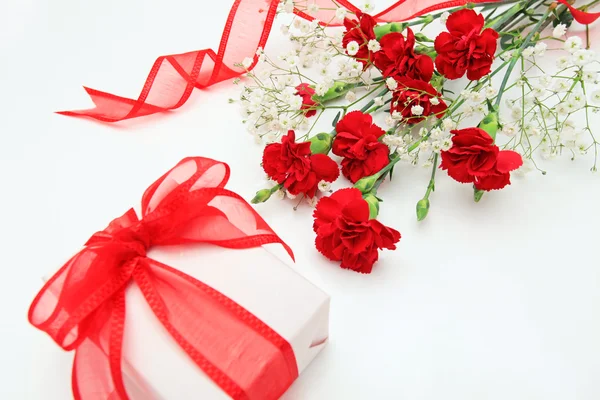 선물 및 꽃 — 스톡 사진