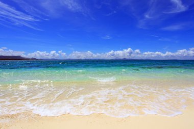 güzel bir plaj ve yaz göğün