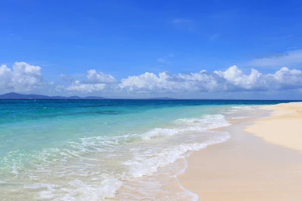 Hermosa playa y cielo de verano — Foto de Stock