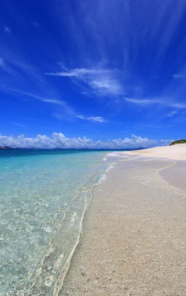 Hermosa playa y cielo de verano — Foto de Stock